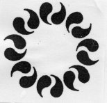 埼玉さいたま（由来）県名は「幸魂（さきみたま）」から来ているそうです。「魂」は「玉」「勾玉」（まがたま）の意味があります。県章は１６個の勾玉を円形に並べたものです。①さいたま②サクラソウ③シラコバト④ケヤキ