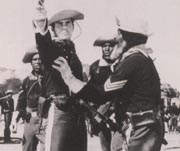 ジェフリー・ハンターは銃を構えた