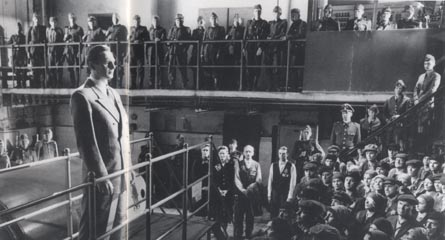 従業員たちに別れを告げるシンドラー