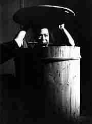 三五郎が樽に隠れる