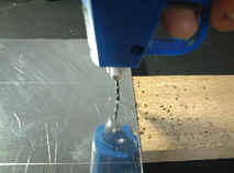 ドリルで穴あけ