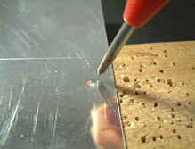 ポンチでクボミ