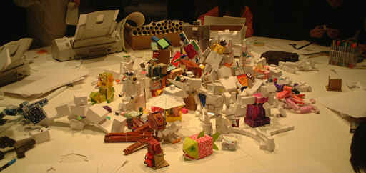 テーブル中央の無数のロボットたち