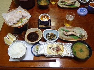 一泊二食付6,650円でこの夕食のボリュームの写真