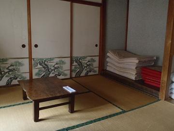 山の厳しい自然に耐えた歴史を感じる客室の写真