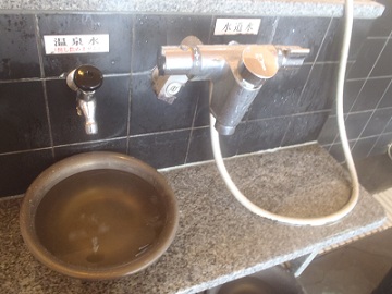 温泉水蛇口(左側)も備えたカランの写真