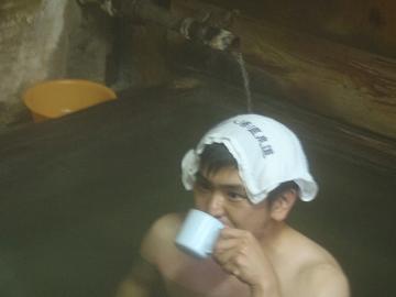 飲泉する管理人の写真