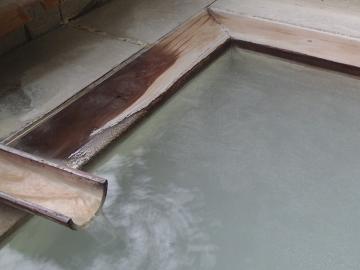 表面に浮かぶ白い湯の花の写真