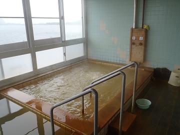 温水を3分の1加えたメイン浴槽の写真