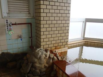 源泉100パーセント浴槽と飲泉専用蛇口の写真