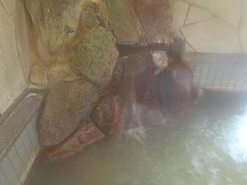 源泉が豊富に注がれる湯口の写真