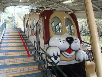 正面ゲートからはケーブルカーで園内への写真