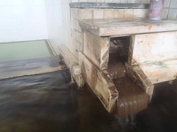 湯口に付着した析出物の層の写真