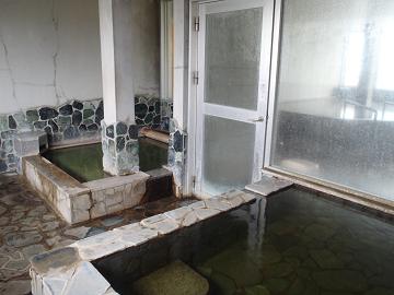 半露天風呂の浴槽の写真