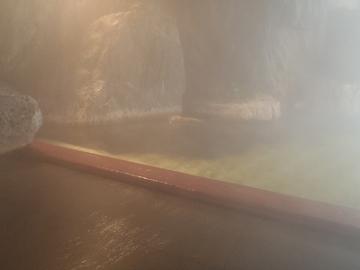 オーバーフローが壮観な浴槽の写真