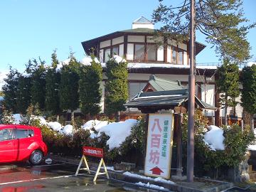 八角形の屋根が特徴的な建物の写真
