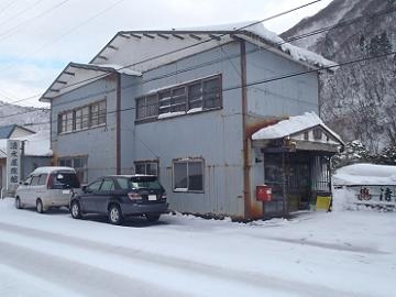国道沿いの建物(浴室と客室はこの下)の写真